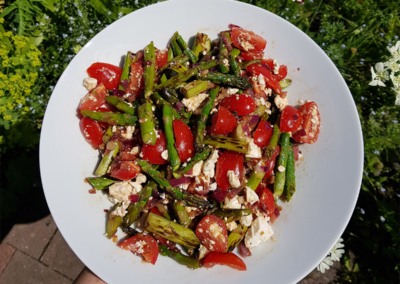 Salat mit gebratenem Spargel und Feta